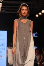 Model walks the ramp for Mayank and Shraddha Nigam Show at Lakme Fashion Week 2015 Day 2 on 19th March 2015 (29)_550c06e21aceb.JPG