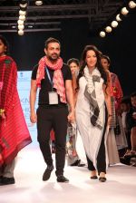 Model walks the ramp for Mayank and Shraddha Nigam Show at Lakme Fashion Week 2015 Day 2 on 19th March 2015 (30)_550c06f649b3c.JPG