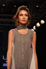 Model walks the ramp for Mayank and Shraddha Nigam Show at Lakme Fashion Week 2015 Day 2 on 19th March 2015 (31)_550c06e9860a8.JPG