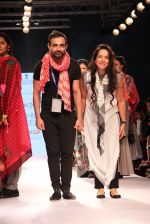 Model walks the ramp for Mayank and Shraddha Nigam Show at Lakme Fashion Week 2015 Day 2 on 19th March 2015 (32)_550c06fe6628c.JPG