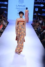 Model walks the ramp for Mulmul Show at Lakme Fashion Week 2015 Day 2 on 19th March 2015 (183)_550c0b1419ea0.JPG