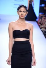 Model walks the ramp for Mulmul Show at Lakme Fashion Week 2015 Day 2 on 19th March 2015 (275)_550c0b6e8272c.JPG