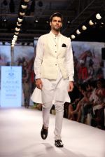 Model walks the ramp for Raghavendra Rathore Show at Lakme Fashion Week 2015 Day 2 on 19th March 2015 (55)_550c0af32be31.JPG