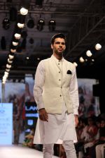 Model walks the ramp for Raghavendra Rathore Show at Lakme Fashion Week 2015 Day 2 on 19th March 2015 (56)_550c0af4688d9.JPG