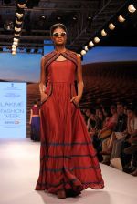 Model walks the ramp for Shruti Sancheti Show at Lakme Fashion Week 2015 Day 2 on 19th March 2015 (112)_550c13bece942.JPG
