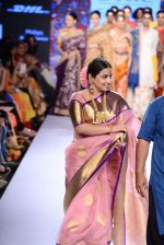 Vidya Balan walks the ramp for Gaurang Show at Lakme Fashion Week 2015 Day 2 on 19th March 2015 (17)_550c051609371.JPG