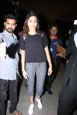 Anushka Sharma snapped at Mumbai International Airport leaving for Bangkok for ad film shoots on 19th March 2015 (6)_550d59e3ef8ee.JPG