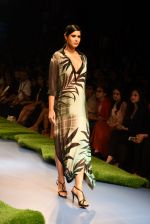 Model walk the ramp at Gauri Khan_s show for Satya Paul at LFW 2015 Day 3 on 20th March 2015 (372)_550d5bdec24f7.JPG