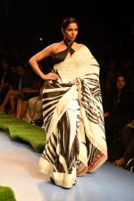 Model walk the ramp at Gauri Khan_s show for Satya Paul at LFW 2015 Day 3 on 20th March 2015 (381)_550d5bedef9fd.JPG