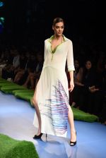Model walk the ramp at Gauri Khan_s show for Satya Paul at LFW 2015 Day 3 on 20th March 2015 (443)_550d5c505f882.JPG