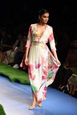 Model walk the ramp at Gauri Khan_s show for Satya Paul at LFW 2015 Day 3 on 20th March 2015 (526)_550d5cd3cfd0f.JPG