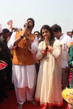 Abhishek Bachchan, Aishwarya Rai Bachchan at Maharastrian New Year Gudi PAdwa Celebrations at Juhu Beach, Mumbai on 21st March 2015 (11)_550ec5a665c84.JPG