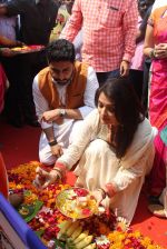 Abhishek Bachchan, Aishwarya Rai Bachchan at Maharastrian New Year Gudi PAdwa Celebrations at Juhu Beach, Mumbai on 21st March 2015 (5)_550ec55aa2e81.JPG