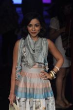 Amrita Puri walk the ramp for DRVV Show at Lakme Fashion Week 2015 Day 3 on 20th March 2015 (53)_550e8cb86508a.JPG