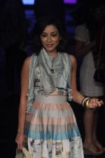Amrita Puri walk the ramp for DRVV Show at Lakme Fashion Week 2015 Day 3 on 20th March 2015 (55)_550e8ccd473e4.JPG