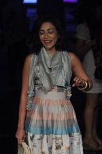Amrita Puri walk the ramp for DRVV Show at Lakme Fashion Week 2015 Day 3 on 20th March 2015 (57)_550e8ce23c75e.JPG