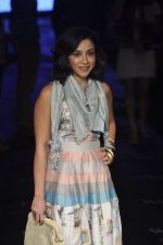 Amrita Puri walk the ramp for DRVV Show at Lakme Fashion Week 2015 Day 3 on 20th March 2015 (64)_550e8d2773cef.JPG