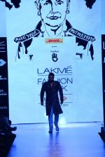 Arjun Kapoor walk the ramp for Kunal Rawal Show at Lakme Fashion Week 2015 Day 4 on 21st March 2015 (16)_550ec5f2cb5bd.JPG