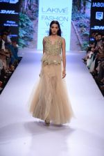 Model walk the ramp for Arpita Mehta Show at Lakme Fashion Week 2015 Day 4 on 21st March 2015 (10)_550ec557d1ad1.JPG