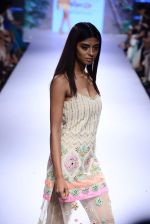Model walk the ramp for Arpita Mehta Show at Lakme Fashion Week 2015 Day 4 on 21st March 2015 (135)_550ec6d9713a9.JPG