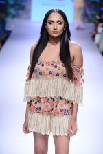 Model walk the ramp for Arpita Mehta Show at Lakme Fashion Week 2015 Day 4 on 21st March 2015 (145)_550ec71dca093.JPG