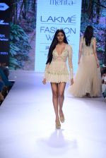Model walk the ramp for Arpita Mehta Show at Lakme Fashion Week 2015 Day 4 on 21st March 2015 (21)_550ec57f1552b.JPG