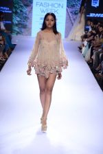 Model walk the ramp for Arpita Mehta Show at Lakme Fashion Week 2015 Day 4 on 21st March 2015 (81)_550ec619a1289.JPG