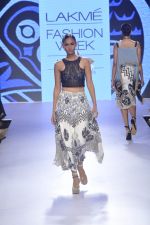 Model walk the ramp for Babita M Show at Lakme Fashion Week 2015 Day 3 on 20th March 2015 (12)_550e8cfe7eb08.JPG