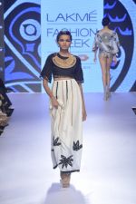Model walk the ramp for Babita M Show at Lakme Fashion Week 2015 Day 3 on 20th March 2015 (25)_550e8d7bbb441.JPG