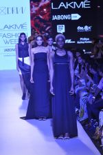 Model walk the ramp for DRVV Show at Lakme Fashion Week 2015 Day 3 on 20th March 2015 (123)_550e8f50d47dd.JPG