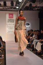 Model walk the ramp for Lotus Karishma Jamwal Show at Lakme Fashion Week 2015 Day 4 on 21st March 2015 (20)_550ec6ca0ce39.JPG