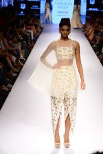 Model walk the ramp for Payal Singhal Show at Lakme Fashion Week 2015 Day 4 on 21st March 2015  (102)_550ec85d7e986.JPG