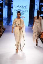Model walk the ramp for Payal Singhal Show at Lakme Fashion Week 2015 Day 4 on 21st March 2015  (106)_550ec86a42822.JPG