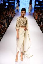Model walk the ramp for Payal Singhal Show at Lakme Fashion Week 2015 Day 4 on 21st March 2015  (113)_550ec8801076e.JPG