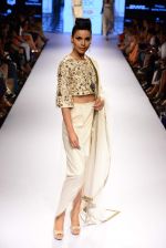 Model walk the ramp for Payal Singhal Show at Lakme Fashion Week 2015 Day 4 on 21st March 2015  (116)_550ec88c3fa59.JPG