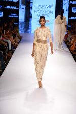 Model walk the ramp for Payal Singhal Show at Lakme Fashion Week 2015 Day 4 on 21st March 2015  (122)_550ec8a4e8299.JPG