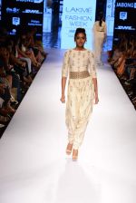 Model walk the ramp for Payal Singhal Show at Lakme Fashion Week 2015 Day 4 on 21st March 2015  (124)_550ec8ac95395.JPG