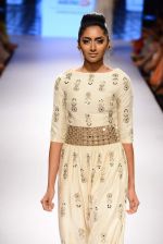 Model walk the ramp for Payal Singhal Show at Lakme Fashion Week 2015 Day 4 on 21st March 2015  (126)_550ec8b713f86.JPG
