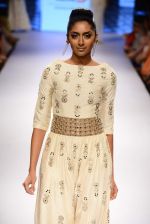 Model walk the ramp for Payal Singhal Show at Lakme Fashion Week 2015 Day 4 on 21st March 2015  (127)_550ec8bbb0089.JPG