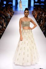 Model walk the ramp for Payal Singhal Show at Lakme Fashion Week 2015 Day 4 on 21st March 2015  (139)_550ec9022508b.JPG