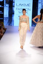 Model walk the ramp for Payal Singhal Show at Lakme Fashion Week 2015 Day 4 on 21st March 2015  (144)_550ec91a402ab.JPG