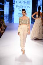 Model walk the ramp for Payal Singhal Show at Lakme Fashion Week 2015 Day 4 on 21st March 2015  (146)_550ec92008980.JPG