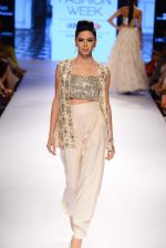 Model walk the ramp for Payal Singhal Show at Lakme Fashion Week 2015 Day 4 on 21st March 2015  (150)_550ec92ed646a.JPG