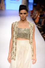Model walk the ramp for Payal Singhal Show at Lakme Fashion Week 2015 Day 4 on 21st March 2015  (153)_550ec93991068.JPG