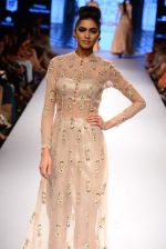 Model walk the ramp for Payal Singhal Show at Lakme Fashion Week 2015 Day 4 on 21st March 2015  (190)_550eca1952e48.JPG
