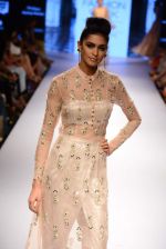 Model walk the ramp for Payal Singhal Show at Lakme Fashion Week 2015 Day 4 on 21st March 2015  (194)_550eca3928017.JPG