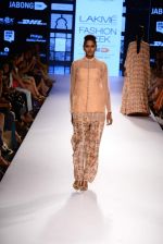 Model walk the ramp for Payal Singhal Show at Lakme Fashion Week 2015 Day 4 on 21st March 2015  (20)_550ec6faee760.JPG