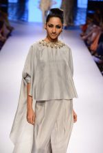 Model walk the ramp for Payal Singhal Show at Lakme Fashion Week 2015 Day 4 on 21st March 2015  (249)_550ecb30a3e35.JPG