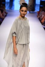 Model walk the ramp for Payal Singhal Show at Lakme Fashion Week 2015 Day 4 on 21st March 2015  (250)_550ecb33bca97.JPG
