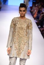Model walk the ramp for Payal Singhal Show at Lakme Fashion Week 2015 Day 4 on 21st March 2015  (257)_550ecb45e9ab3.JPG